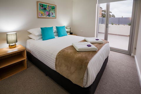 Hamilton Executive Apartments - Australian Directory 33