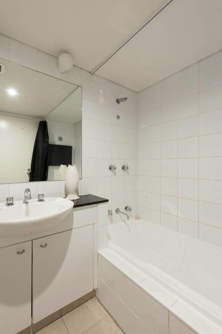 Grande Esplanade Studio - Australian Directory 11