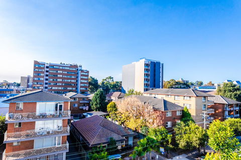 Near Train Station, New 2 BR Apt/free Parking - Australian Directory 39