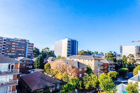 Near Train Station, New 2 BR Apt/free Parking - Australian Directory 38
