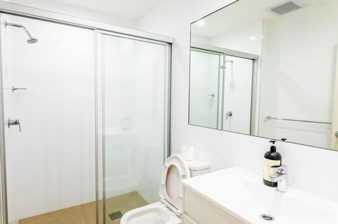 Near Train Station, New 2 BR Apt/free Parking - Australian Directory 33