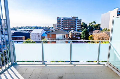 Near Train Station, New 2 BR Apt/free Parking - Australian Directory 37