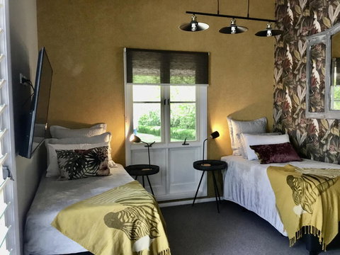 Chanticleer Gardens Barn Cottage With A Pool - Australian Directory 6