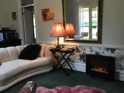 Chanticleer Gardens Barn Cottage With A Pool - Australian Directory 42