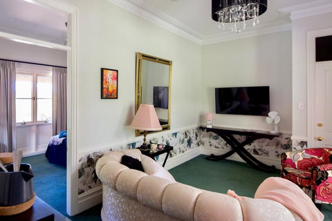 Chanticleer Gardens Barn Cottage With A Pool - Australian Directory 44