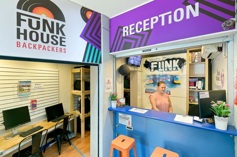 Mad Monkey Downtown - Australian Directory 3