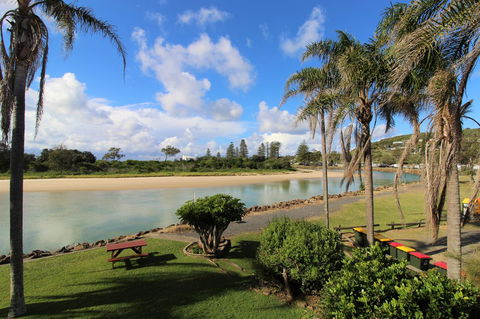Beachfront 3, 25 Willow Street - Australian Directory 8