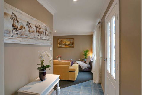 Mountainside B & B - Australian Directory 4