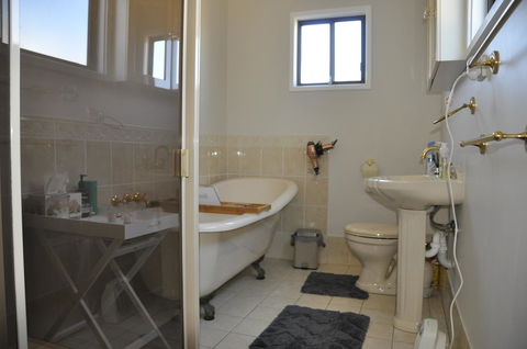 Caledonia Cottage - Australian Directory 23