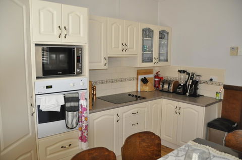 Caledonia Cottage - Australian Directory 14