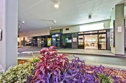 Nomikis\'On The Avenue - Australian Directory 19