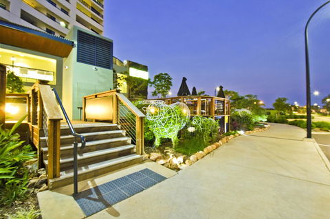 Nomikis\'On The Avenue - Australian Directory 2