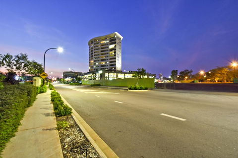 Nomikis\'On The Avenue - Australian Directory 10