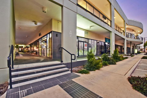 Nomikis\'On The Avenue - Australian Directory 8