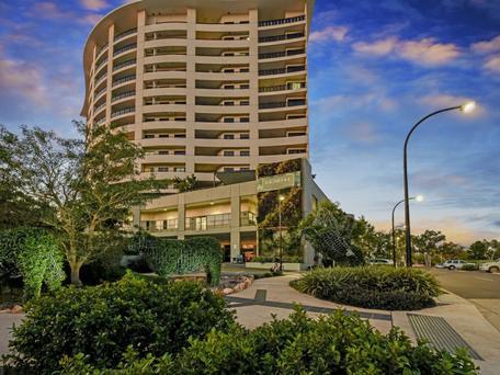 Nomikis\'On The Avenue - Australian Directory 1