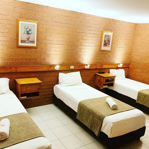 Pine Tree Motel - Australian Directory 31