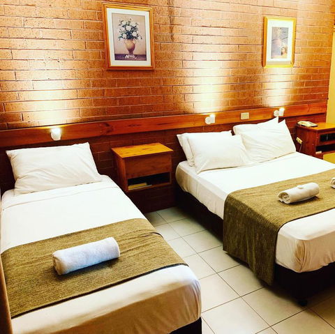 Pine Tree Motel - Australian Directory 27