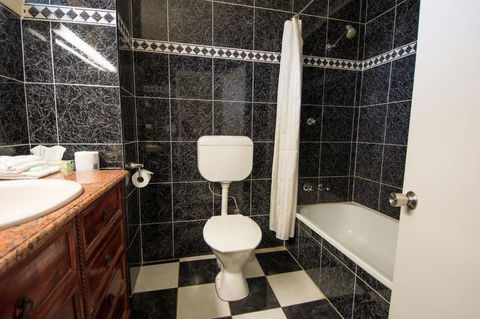 Elkira Court Motel - Australian Directory 15