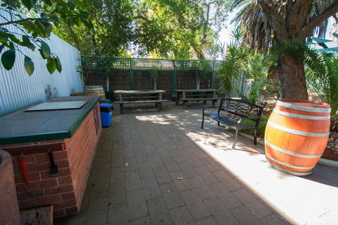 Elkira Court Motel - Australian Directory 1