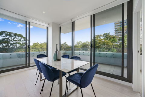 Brand New Luxury Walking To Shopping Mall, Cinema. - Australian Directory 2