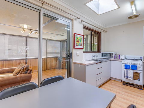 Bright, Neat & Convenient House - Australian Directory 1