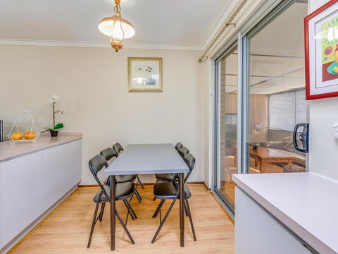 Bright, Neat & Convenient House - Australian Directory 2