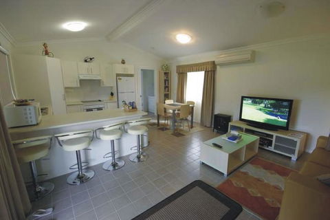 Broke Village Hideaway - Australian Directory 3