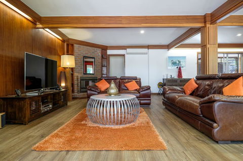 Brookfield Retreat - Large Holiday Home / Group Accommodation - Australian Directory 2