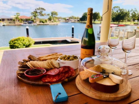 Canal Elegance In Yunderup - Australian Directory 0