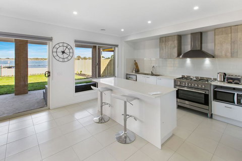 Captains Hideaway - Jetty Berth And Pet Friendly - Australian Directory 1