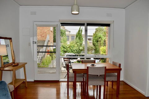 Charming 1 Bedroom Apartment In Leafy Green Hawthorn - Australian Directory 3
