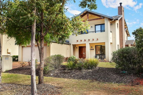 Chateau Shiraz - Australian Directory 3