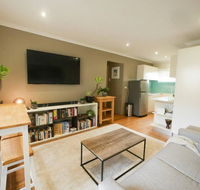 Chic Pet Friendly  500m to the Beach w/ parking - Australian Directory