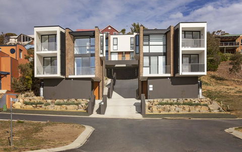 Chilam 'B' - Sophisticated Style With Views To The Lake & Mountains - Australian Directory 0