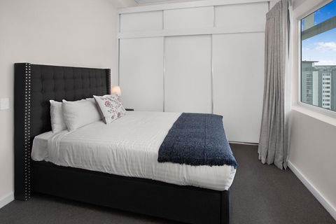 City-Centre Apartment With River Views And Balcony - Australian Directory 1