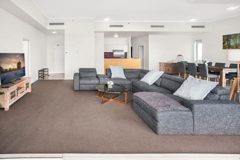 City-Centre Apartment With River Views And Balcony - Australian Directory 0