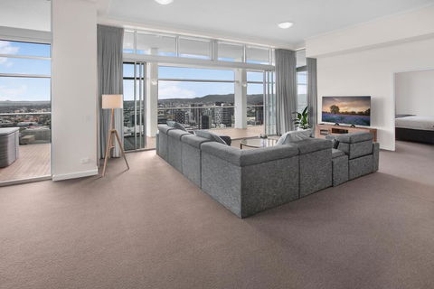 City-Centre Apartment With River Views And Balcony - Australian Directory 2