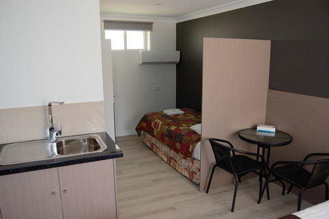 Civic Motor Inn - Australian Directory 1