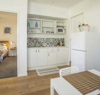 Clyde Studio 53 Mollymook - Australian Directory