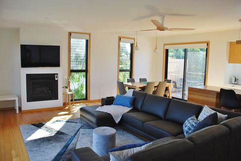 COASTAL BEAUTY ON BRUCE - Australian Directory 3