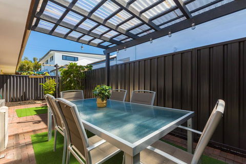 Coastal Convenience! Walk To The Shops & Cafes... - Australian Directory 3