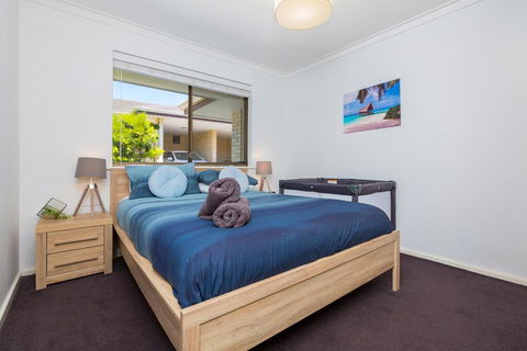 Coastal Convenience! Walk To The Shops & Cafes... - Australian Directory 1