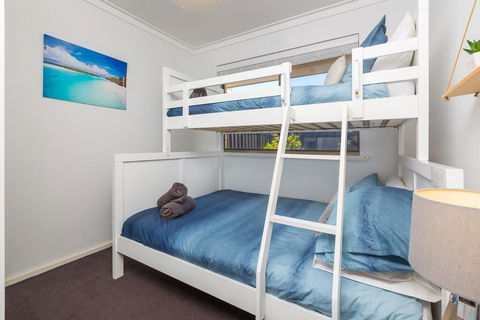 Coastal Convenience! Walk To The Shops & Cafes... - Australian Directory 2