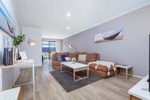 Coastal Convenience! Walk To The Shops & Cafes... - Australian Directory 0