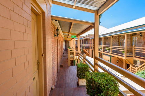 Cobb & Co Court Boutique Hotel - Australian Directory 1