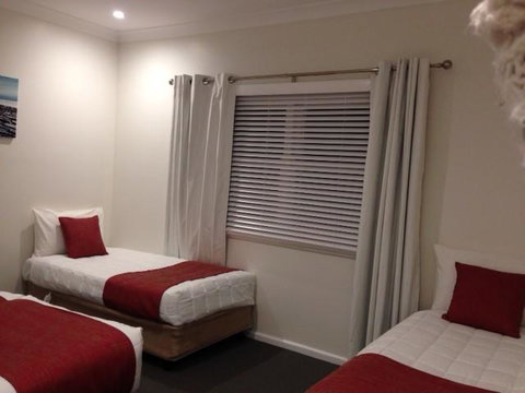 Colonial Lodge Motor Inn - Australian Directory 2