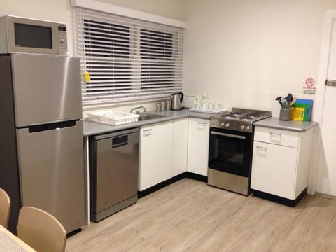 Colonial Lodge Motor Inn - Australian Directory 1