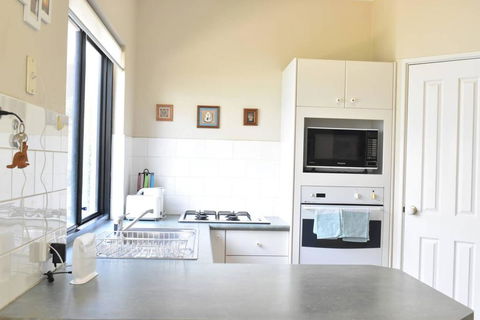 Comfortable 2 Bedroom Unit With Garden - Australian Directory 1
