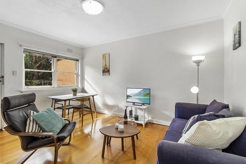Comfy One-bedroom Unit Between City And Airport - Australian Directory 0