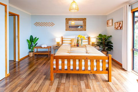 Coota Views Unit - Australian Directory 0